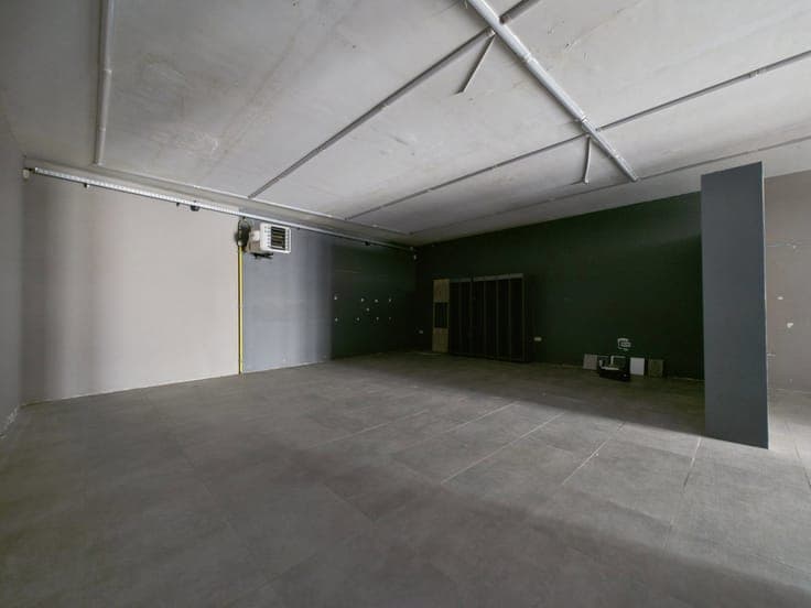 Mixed-use building: commercial units, warehouses and approve