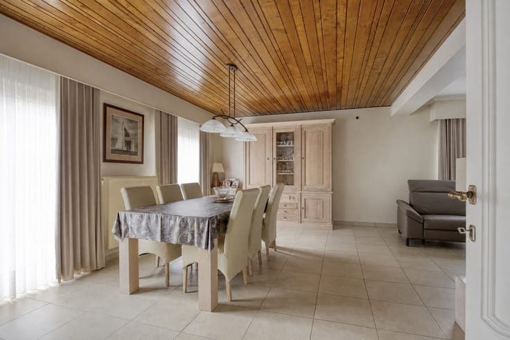Instapklare halfopen woning met veranda, garage en tuin i...
