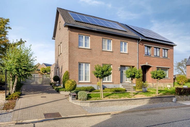 Instapklare halfopen woning met veranda, garage en tuin i...