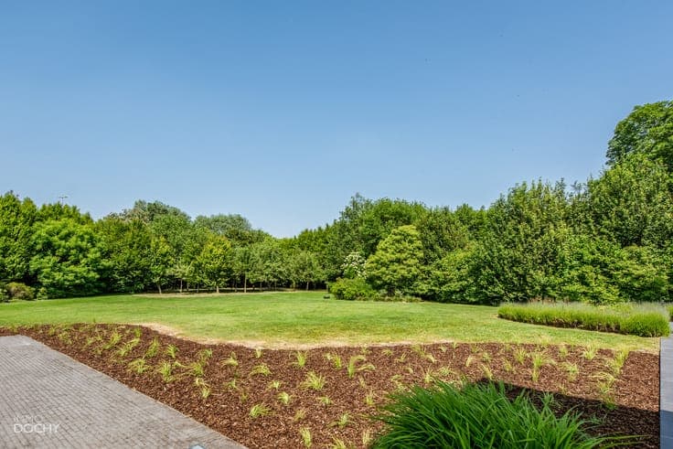Centraal gelegen moderne ruime villa met appartement of b...
