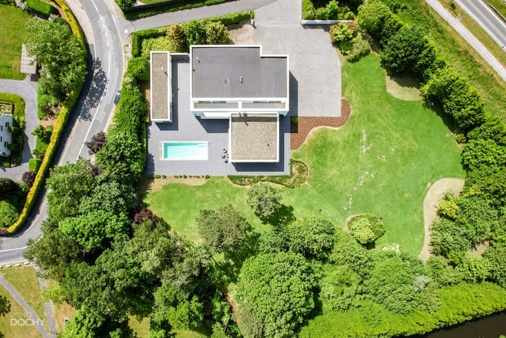 Centraal gelegen moderne ruime villa met appartement of b...