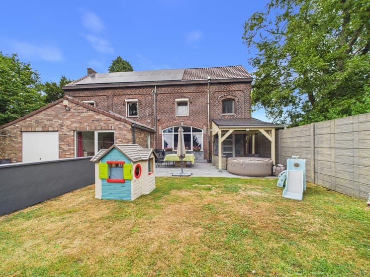 3-Bedroom House with TERRACE, GARDEN & GARAGE
