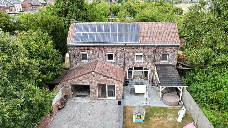 3-Bedroom House with TERRACE, GARDEN & GARAGE