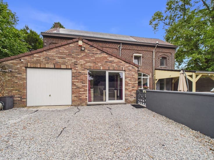 3-Bedroom House with TERRACE, GARDEN & GARAGE