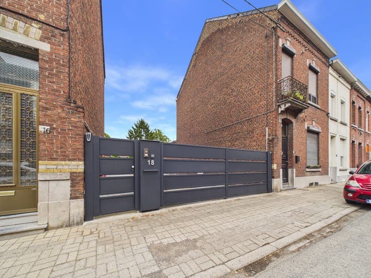 3-Bedroom House with TERRACE, GARDEN & GARAGE