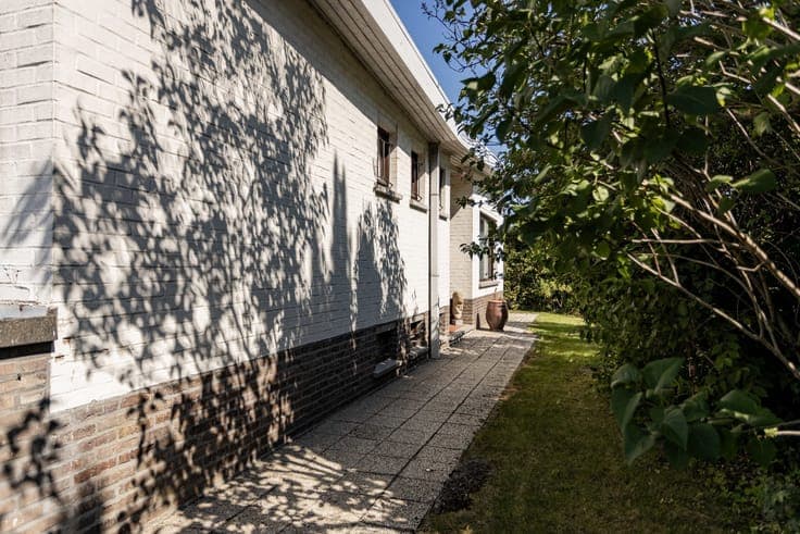 Ground floor villa with garden & garage, near the Muziekbos.