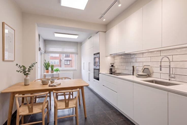 Op te frissen bel-etage op gunstige locatie in Sint-Michiels