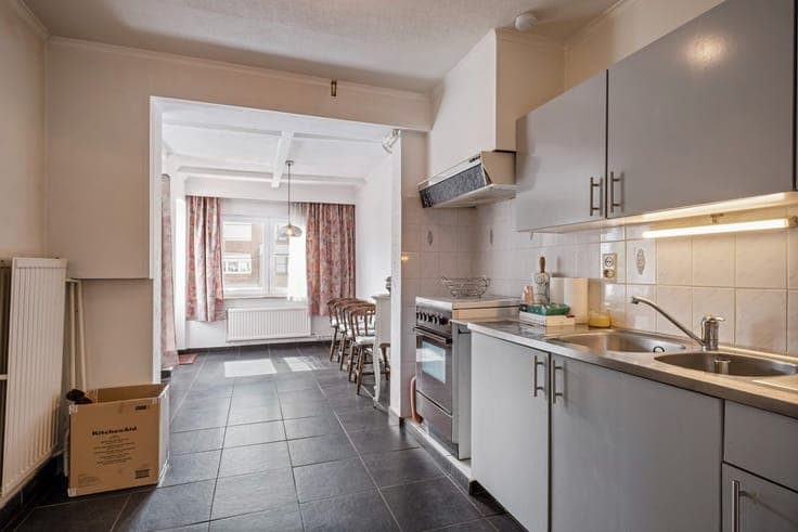 Op te frissen bel-etage op gunstige locatie in Sint-Michiels