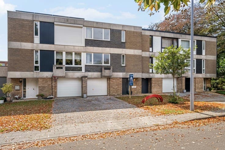 Op te frissen bel-etage op gunstige locatie in Sint-Michiels