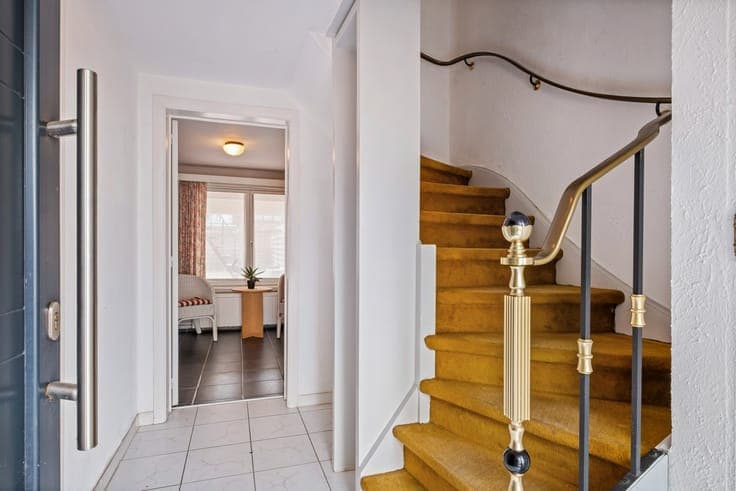 Op te frissen bel-etage op gunstige locatie in Sint-Michiels