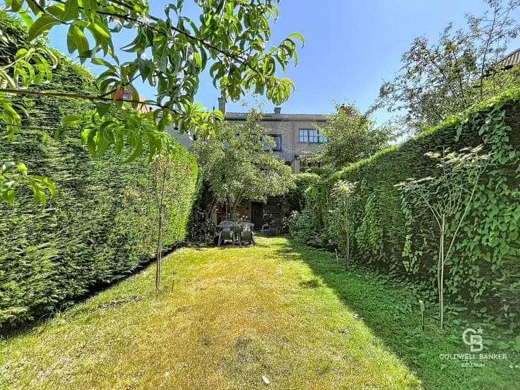5-bedroom house with elevated ground floor and garden