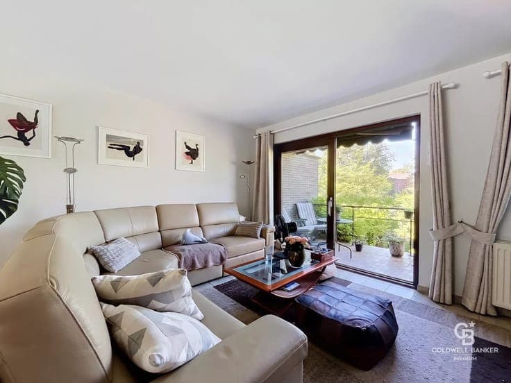 5-bedroom house with elevated ground floor and garden