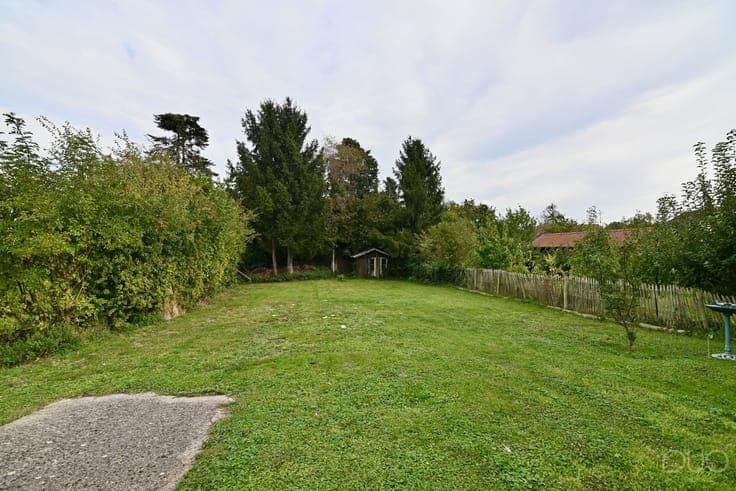 Instapklare ééngezinswoning met grote tuin gelegen in het...