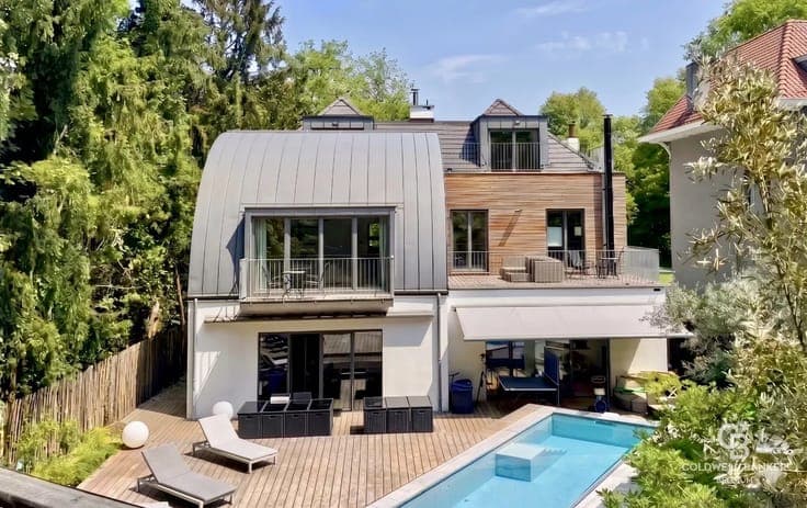 Exceptional renovated villa with a swimming pool