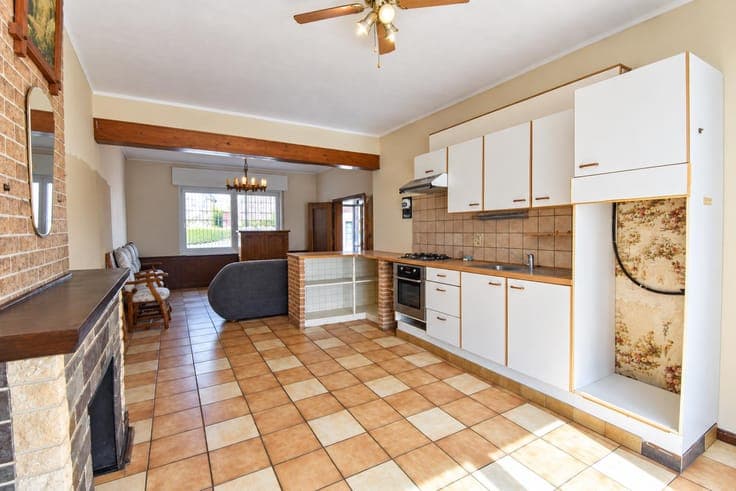 Spacious ‘kangaroo-style’ semi-detached house – 5 bedrooms a