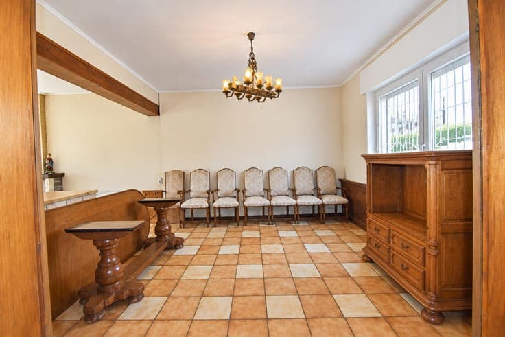 Spacious ‘kangaroo-style’ semi-detached house – 5 bedrooms a