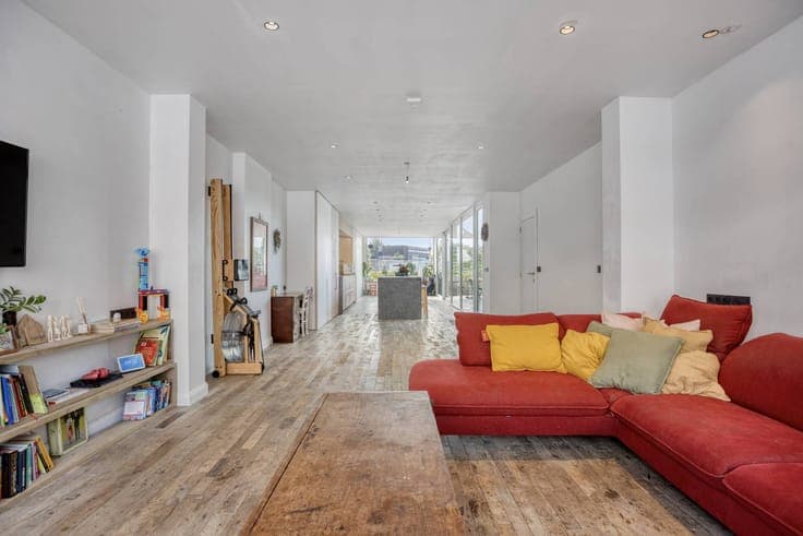 Spacious family home with sunny garden near the center of Yp