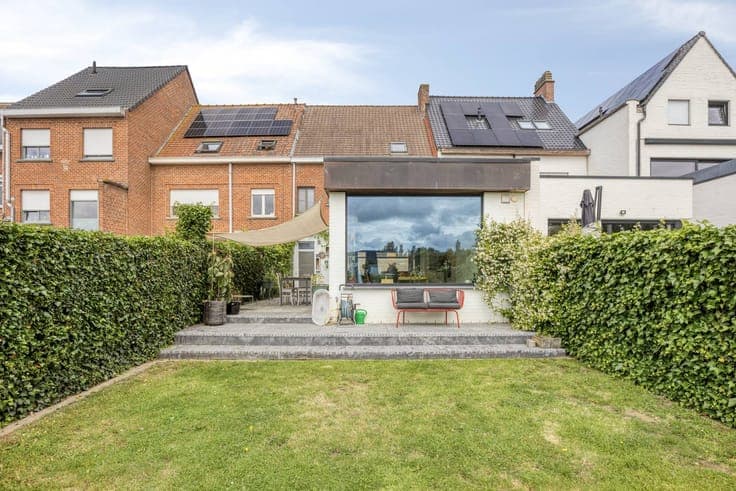 Spacious family home with sunny garden near the center of Yp