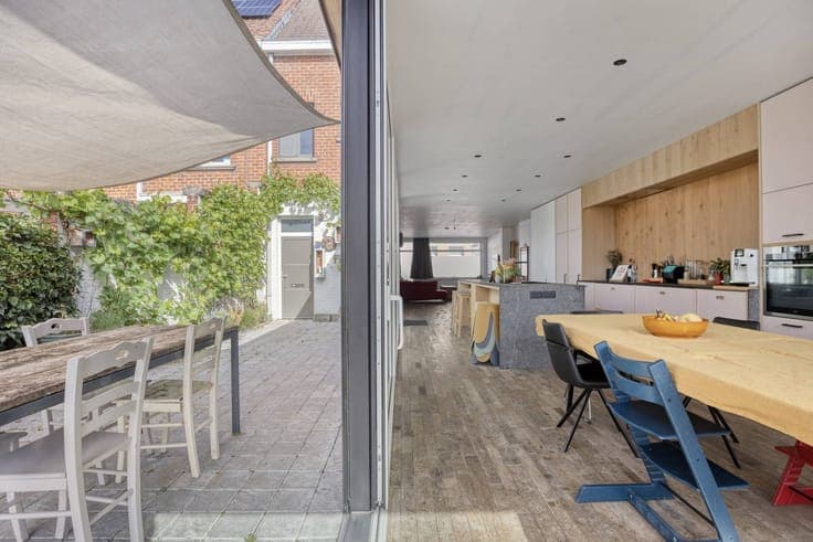 Spacious family home with sunny garden near the center of Yp