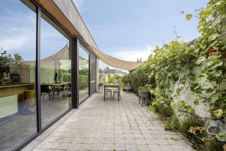 Spacious family home with sunny garden near the center of Yp