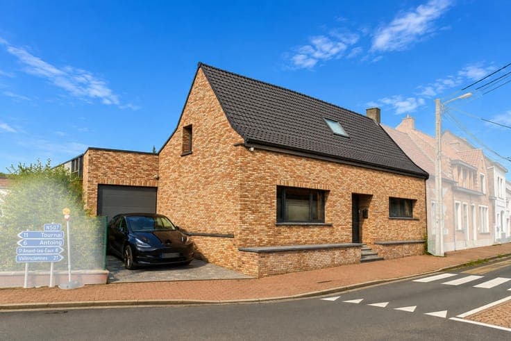 Beautiful 3-sided house, completely renovated