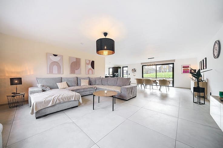 A True Gem: Modern Luxury Villa