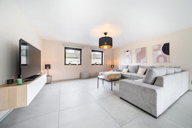 A True Gem: Modern Luxury Villa