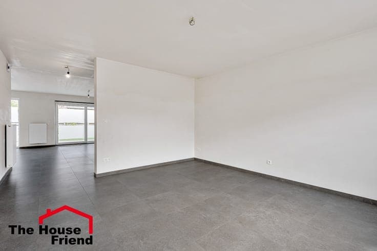 Top finished new-build home with 3 bedrooms, garden, and ca