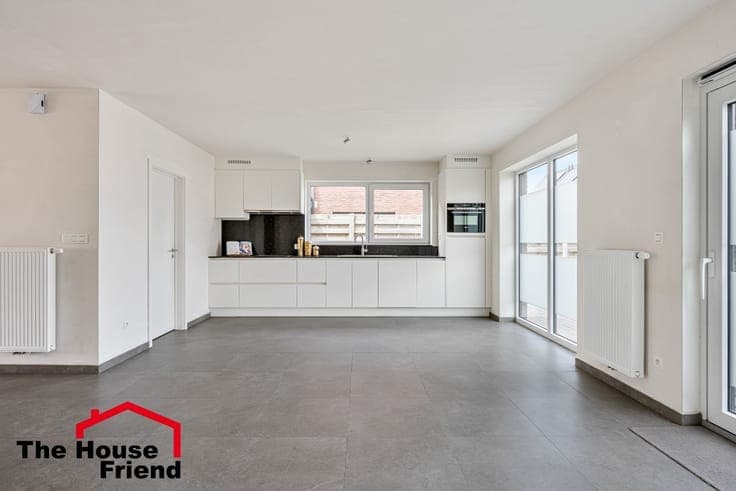 Top finished new-build home with 3 bedrooms, garden, and ca