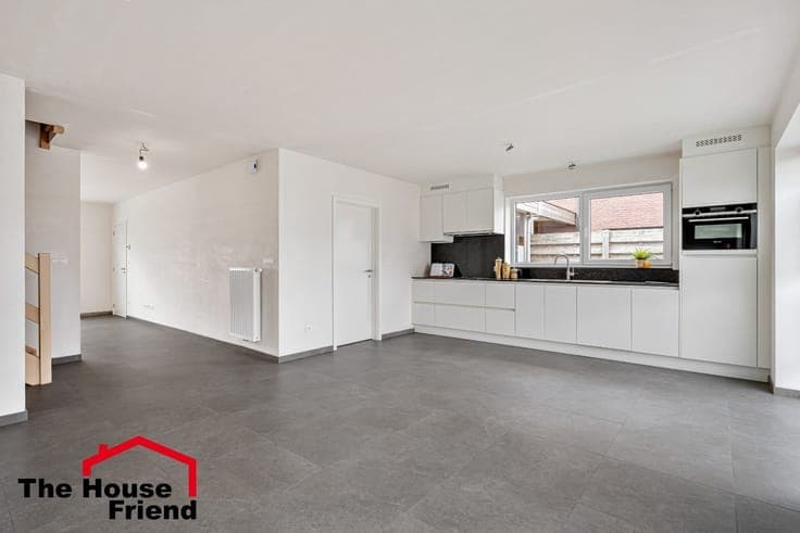 Top finished new-build home with 3 bedrooms, garden, and ca