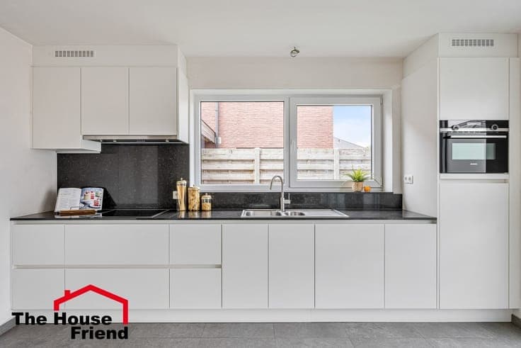 Top finished new-build home with 3 bedrooms, garden, and ca
