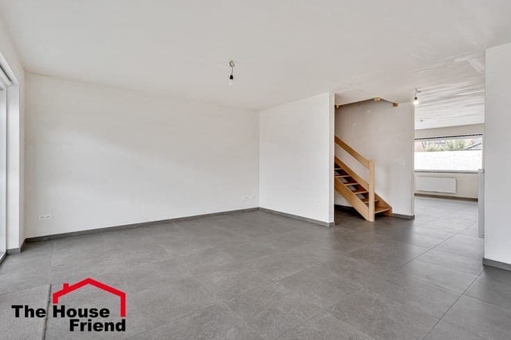 Top finished new-build home with 3 bedrooms, garden, and ca