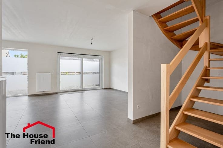 Top finished new-build home with 3 bedrooms, garden, and ca