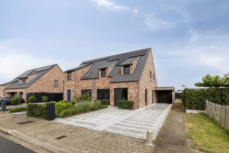 Ready to move in semi-detached house with garden near Ypres
