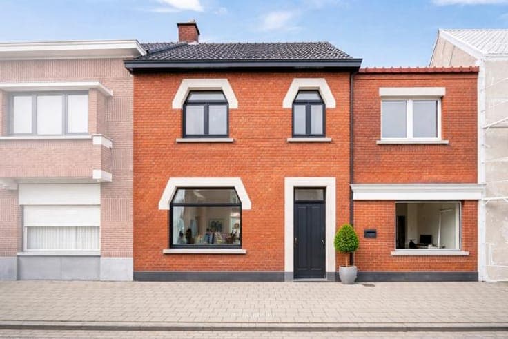 Property to refresh with a spacious southeast-facing garden