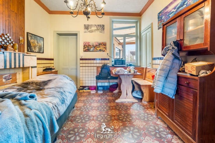 Property to refresh with a spacious southeast-facing garden