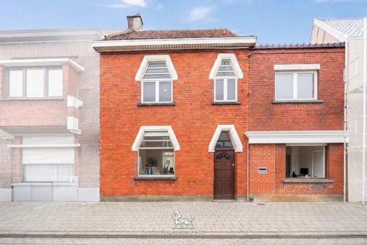 Property to refresh with a spacious southeast-facing garden
