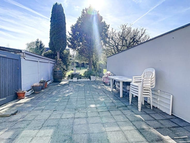 SPACIOUS FAMILY HOME WITH SOUTH-FACING GARDEN