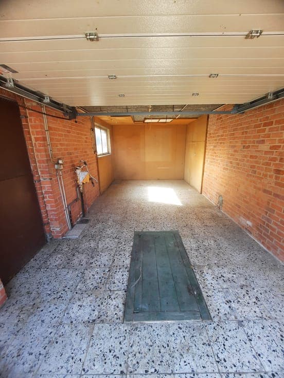 Semi-detached house to renovate, with garage and garden