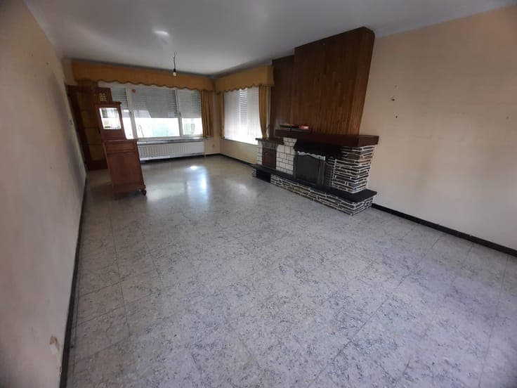 Semi-detached house to renovate, with garage and garden