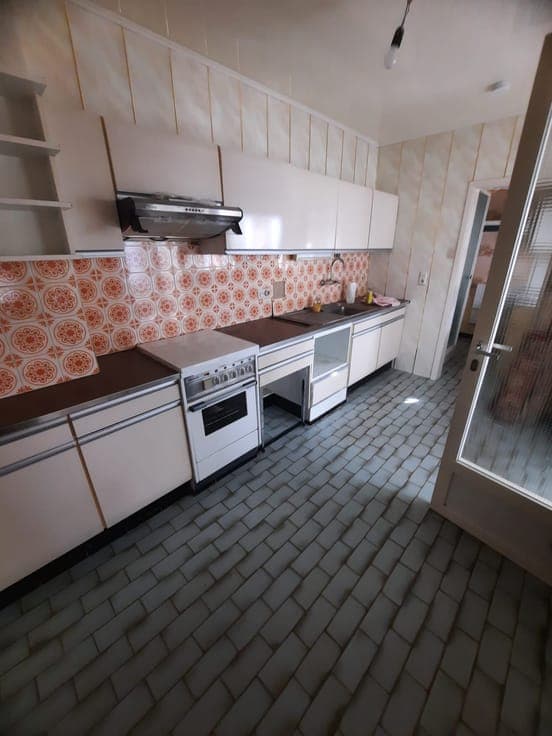 Semi-detached house to renovate, with garage and garden