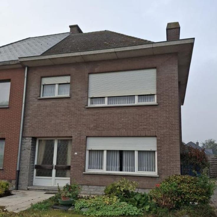 Semi-detached house to renovate, with garage and garden