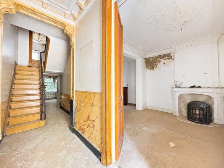 3 street-facing sides, ±156 m² on a 6a65ca lot, 4 bedrooms