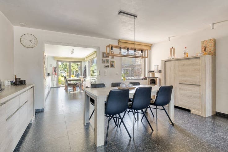 Ruime, volledig gerenoveerde woning met zonnige tuin en l...