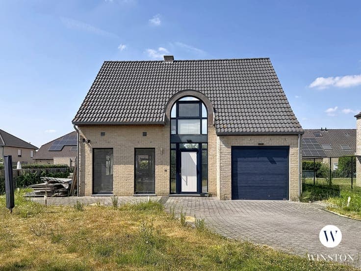 Stunning villa with garden and garage