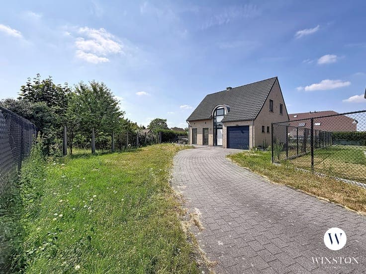 Stunning villa with garden and garage