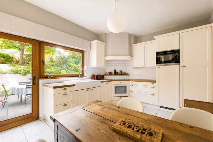 Villa in excellent condition located in a residential neighb