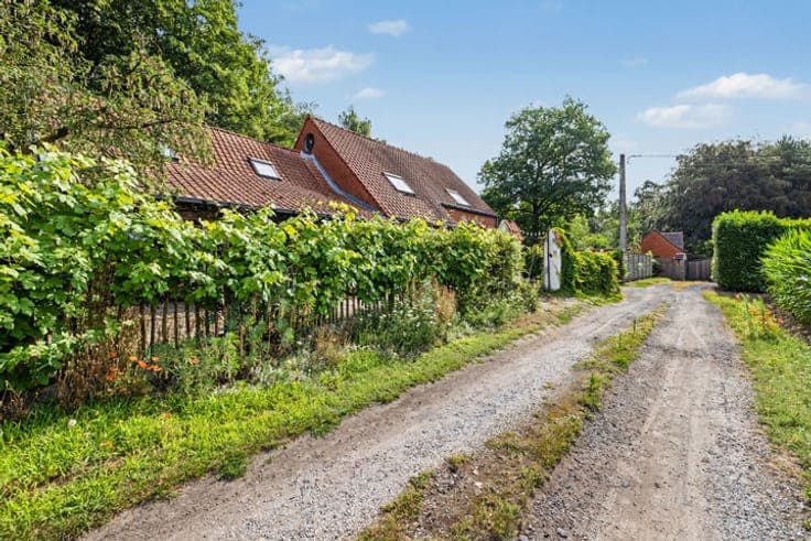 A green paradise – estate in need of updating