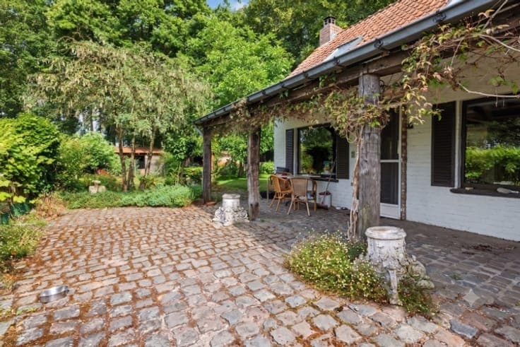 A green paradise – estate in need of updating