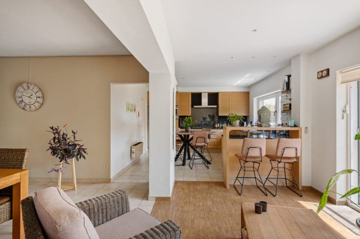 Rustig gelegen instapklare woning met 3 SLK, garage en zo...